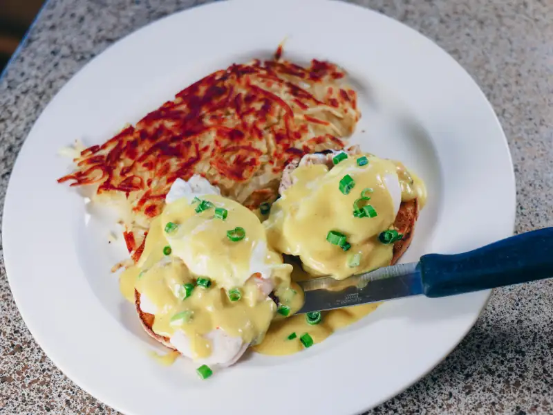 Biscuits topped with poached eggs, blue crab, shrimp, hollandaise sauce and topped with green onions. Served with hashbrowns.